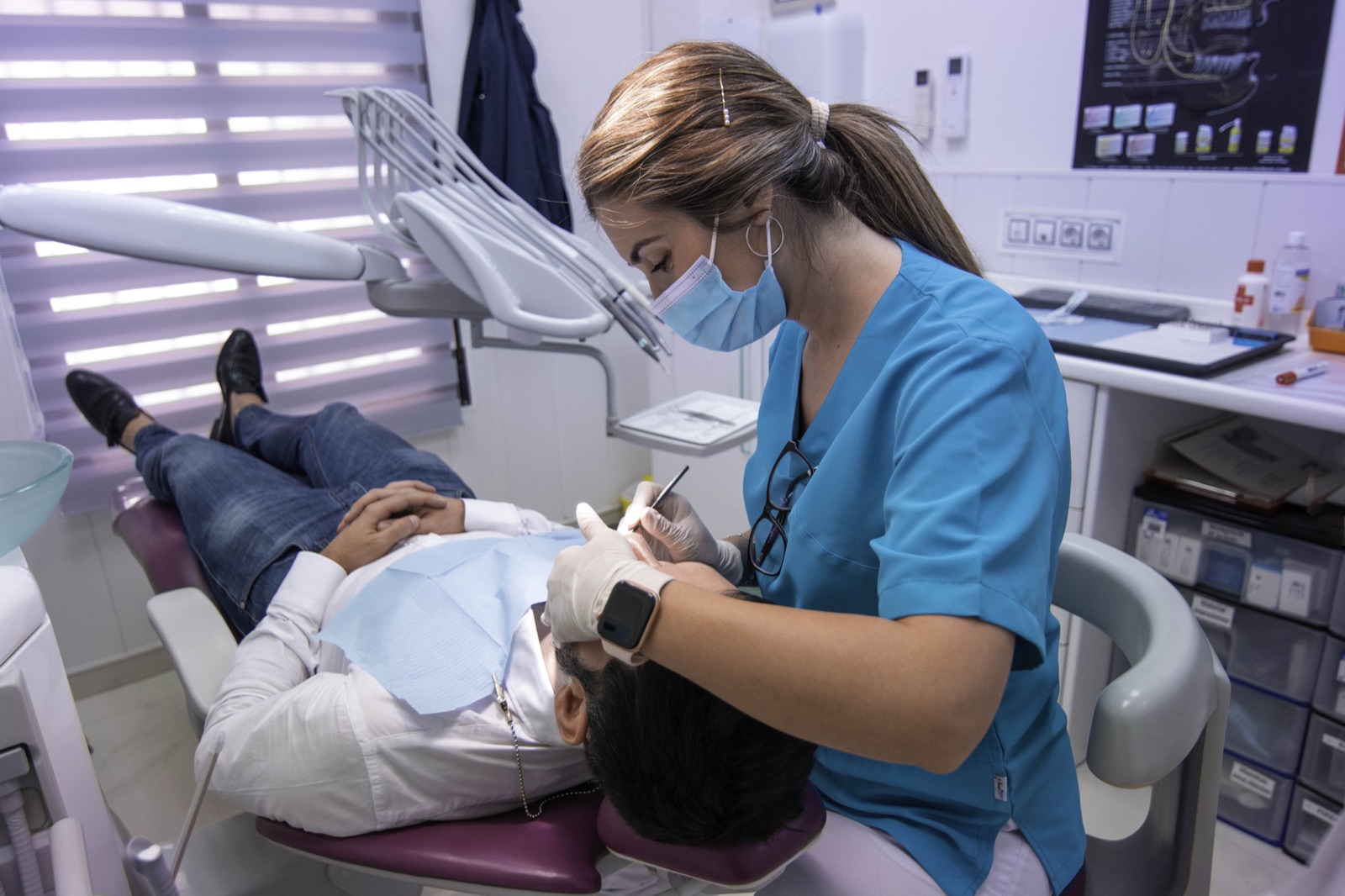Nuestro equipo atendiendo a un paciente en la Clínica Dental Dr. Lluch