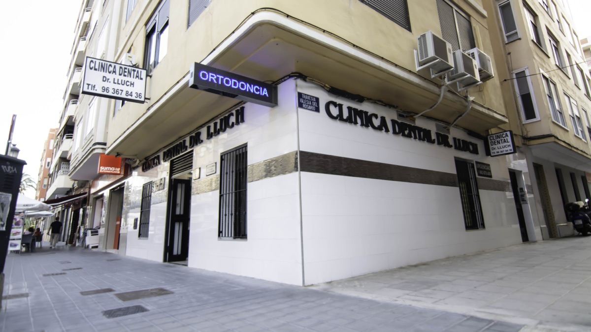 Fachada de la Clínica Dental Dr. Lluch en la calle Doctor Lluch 21, Cabanyal